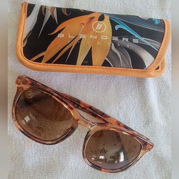 Blenders Sunglasses with Sleeve | Style Tiger Bourbon - Picture 2 of 10